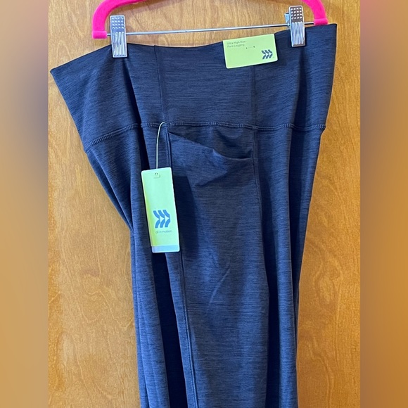 NWT All in Motion ultra high-rise Flare Legging. Size Medium - Picture 14 of 16